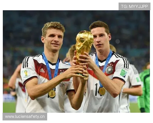 拜仁球星与主教练公开冲突：豪门内部矛盾加剧，战术分歧暴露争冠危机！