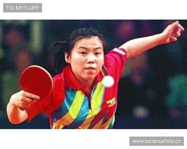 叶诗文水里像战神，街上却像刚花光半个月工资的剁手党，这反差太上头