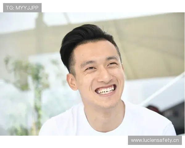 周冠宇机场照随手一摆，旁边行李箱看着比我房子还贵