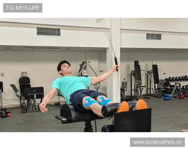 孙杨家的冰箱里塞满蛋白粉，邻居说他半夜三点还在泳池扑腾