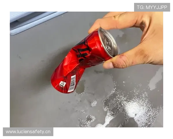 张玉宁冰箱里只有鸡胸肉和蛋白粉，连瓶可乐都找不到